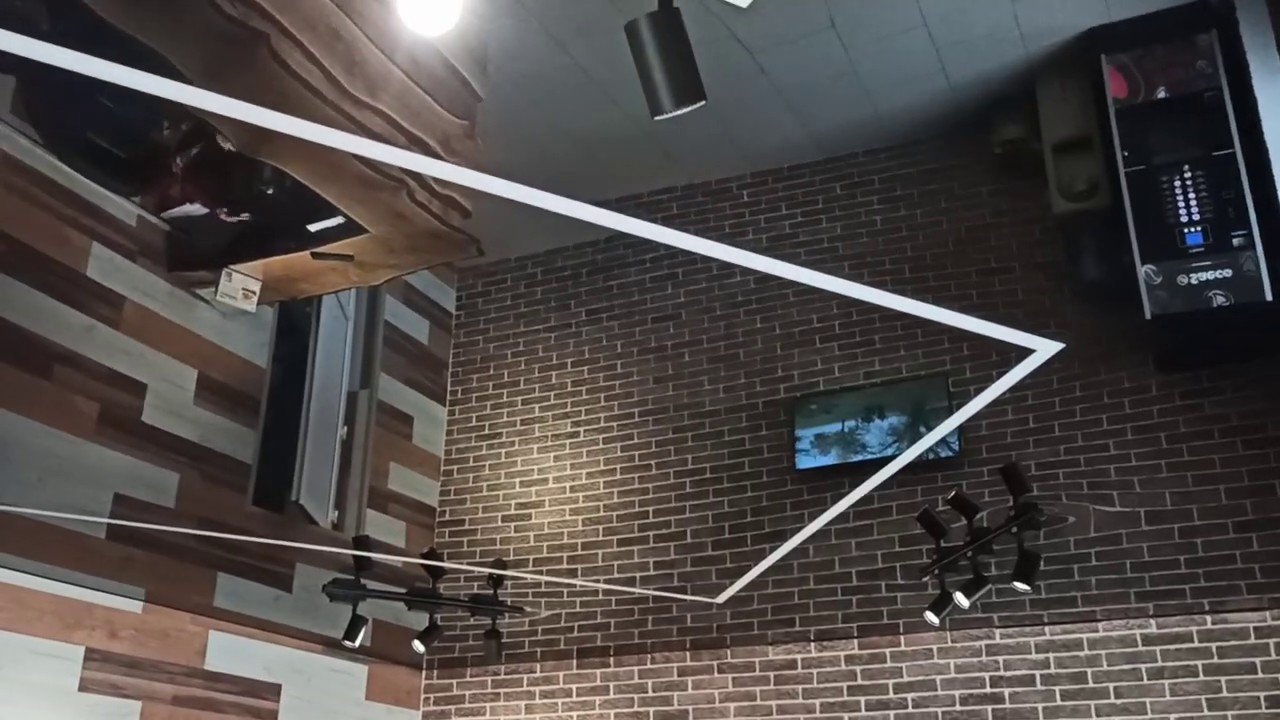 Глянцевый черный натяжной потолок со световыми линиями и трековыми ...