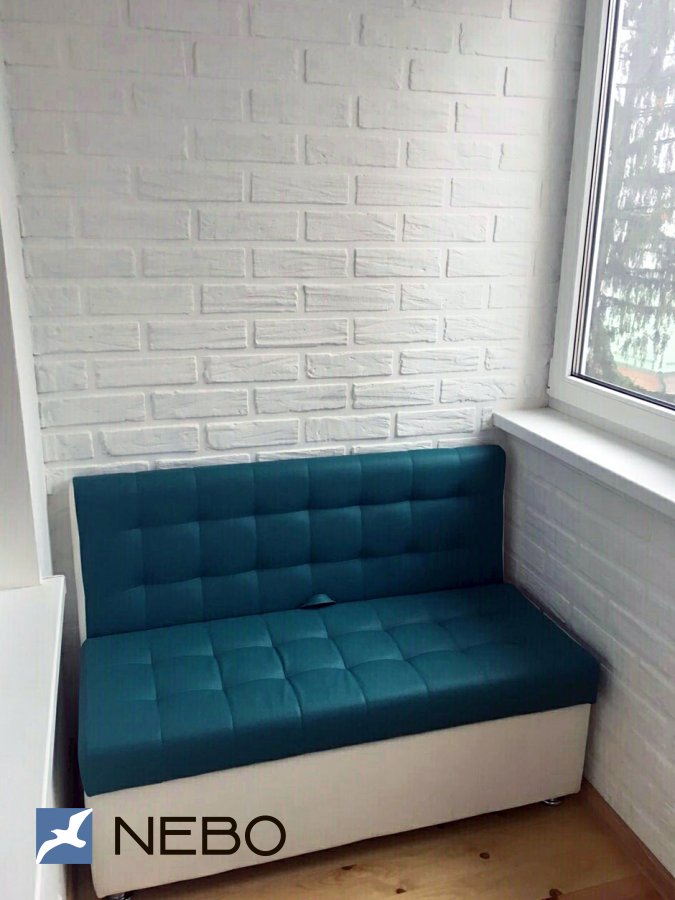 Зелено-синий небольшой диван с открывающимся сидением для хранения
