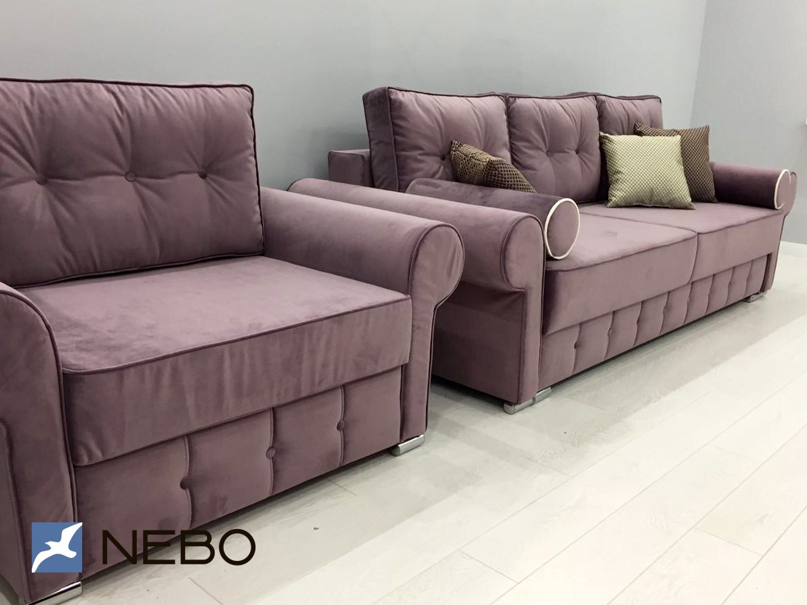 Кресло-кровать и двухместный диван пастельно-пурпурного цвета со скругленными подлокотниками и оливковыми декоративными подушками