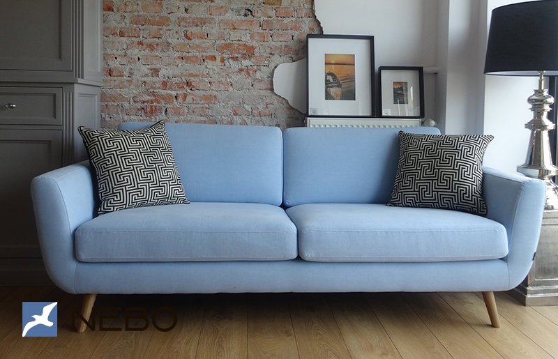 Уютный диван в пастельно-голубой обивке из замши с деревянными ножками