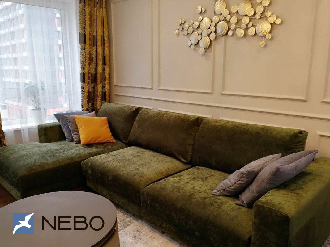 Темно-оливковый диван в гостиную в неоклассическом стиле