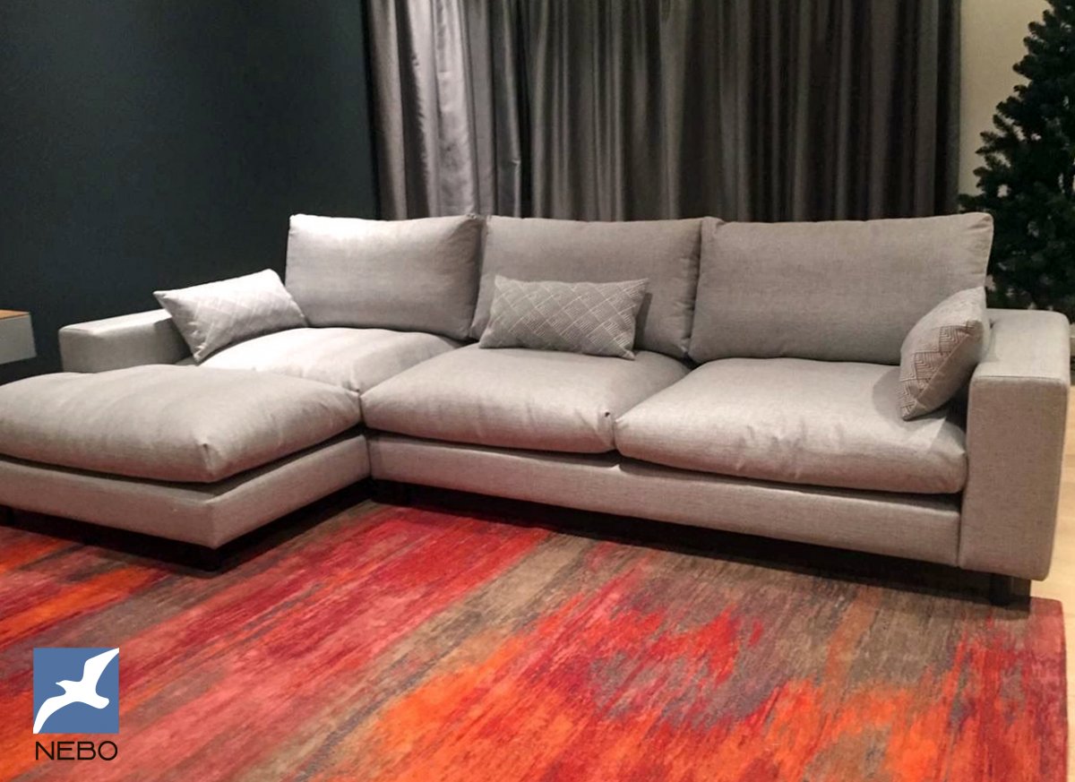 Большой угловой серый диван в обивке рогожкой с линзованными сидениями 