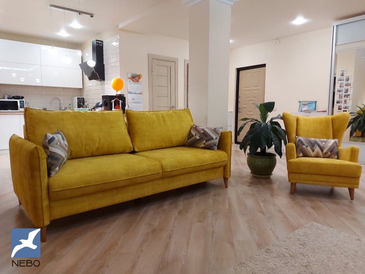 Комплект из дивана и кресла горчичного цвета в гостиную квартиры-студии