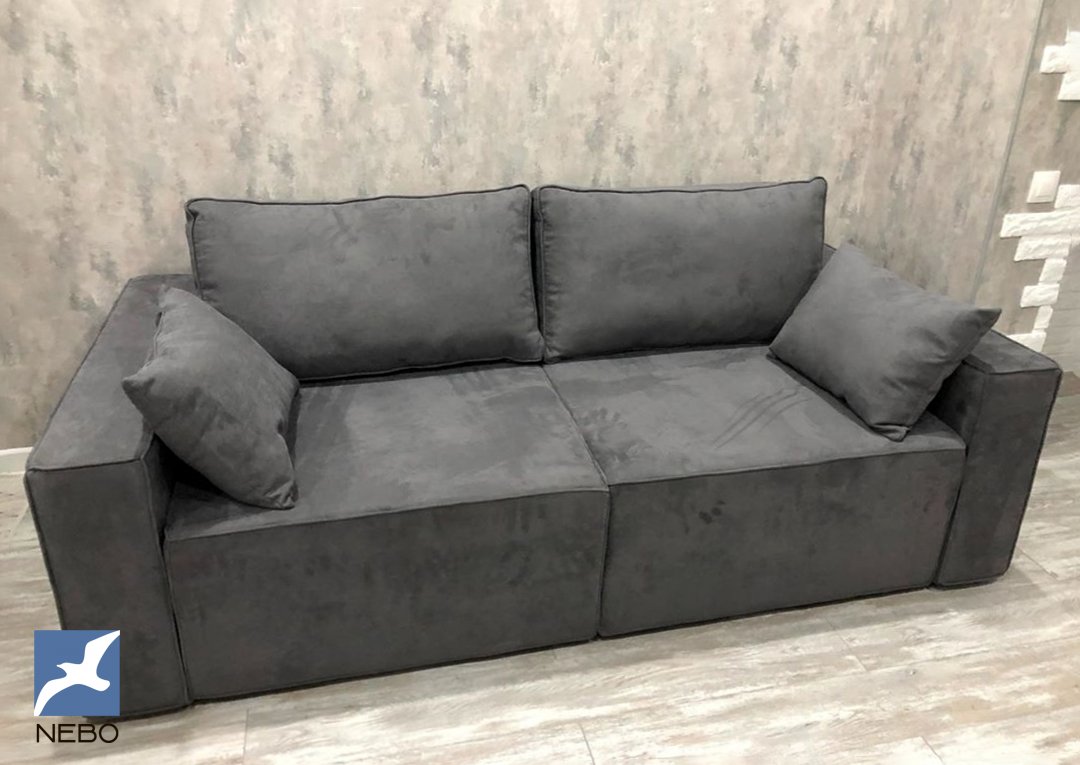 Прямой серый диван с широкими подлокотниками