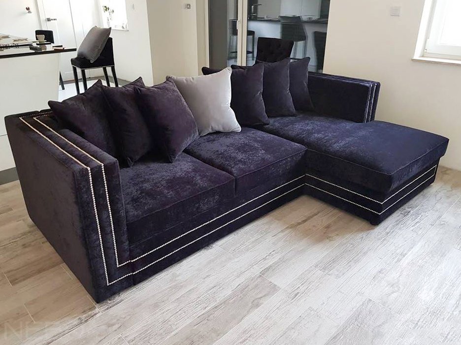 Угловой диван, украшенный декоративными гвоздями, с системой раскладки «Еврокнига»