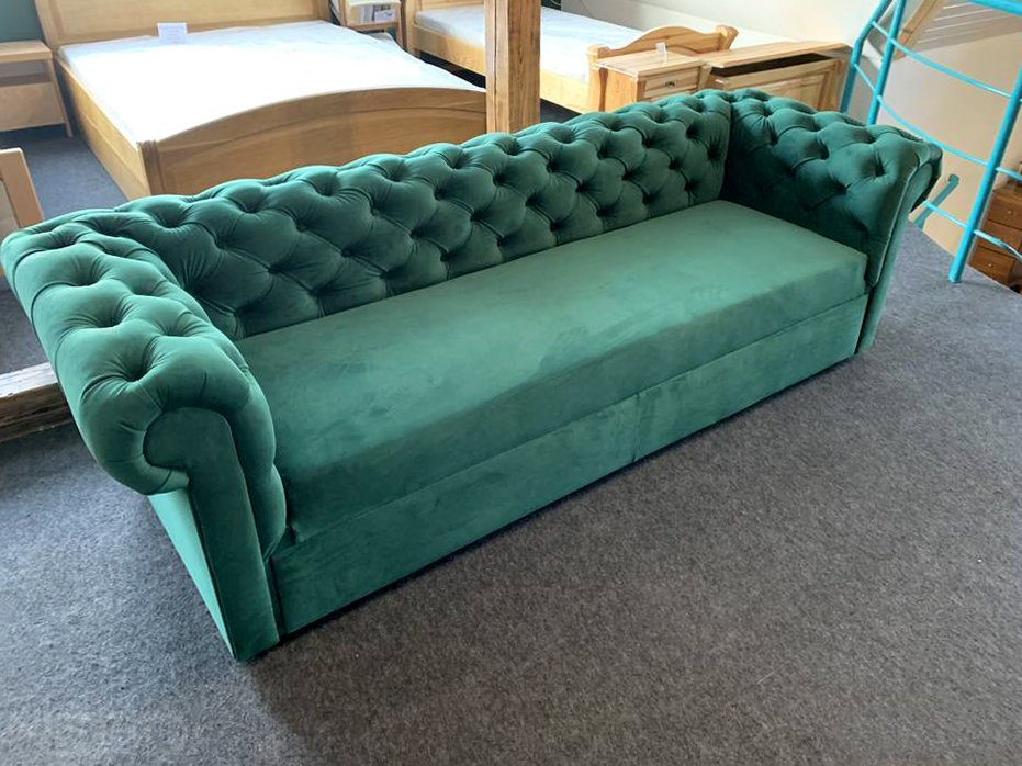 Изумрудный диван в классическом стиле с каретной стяжкой и системой раскладки 