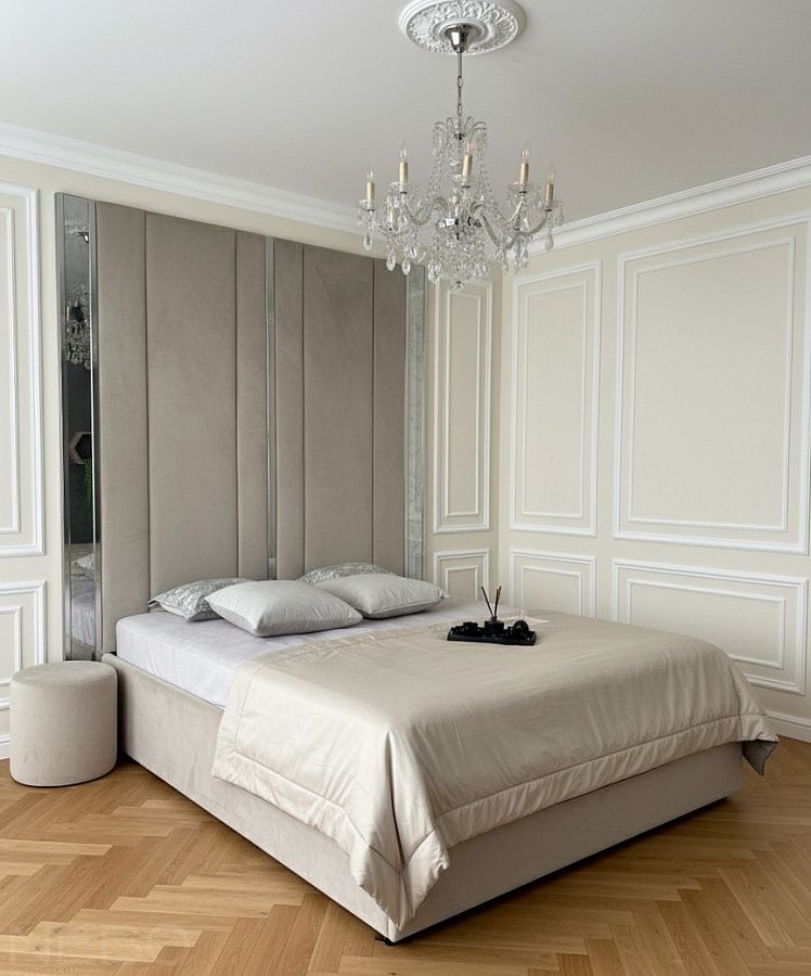 Кровать с мягкими бортами и мягким изголовьем до потолка в спальню в классическом стиле