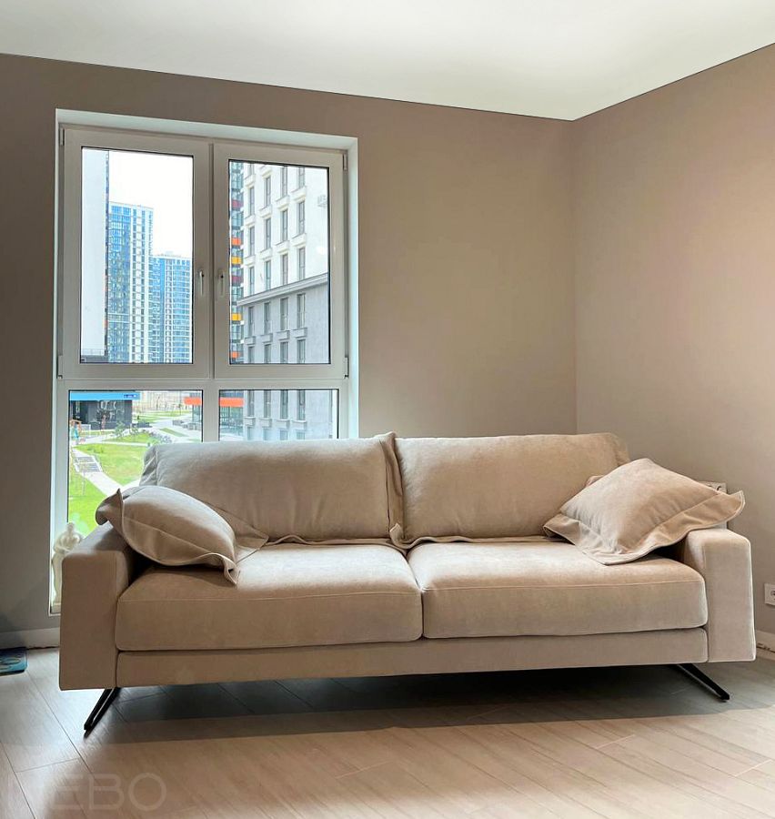 Прямой диван в бежевых тонах с декоративными подушками в гостиную