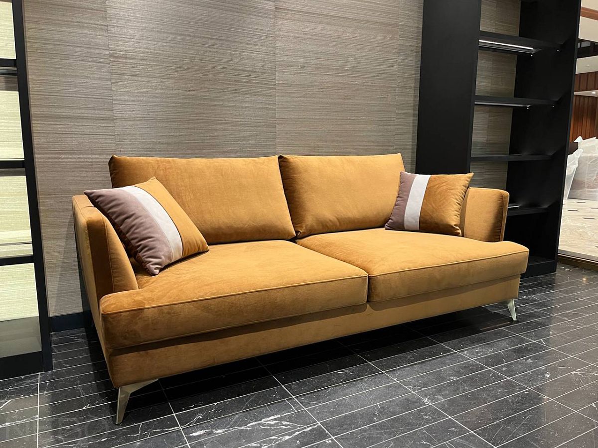 Оранжевый прямой диван на золотых металлических ножках в гостиную