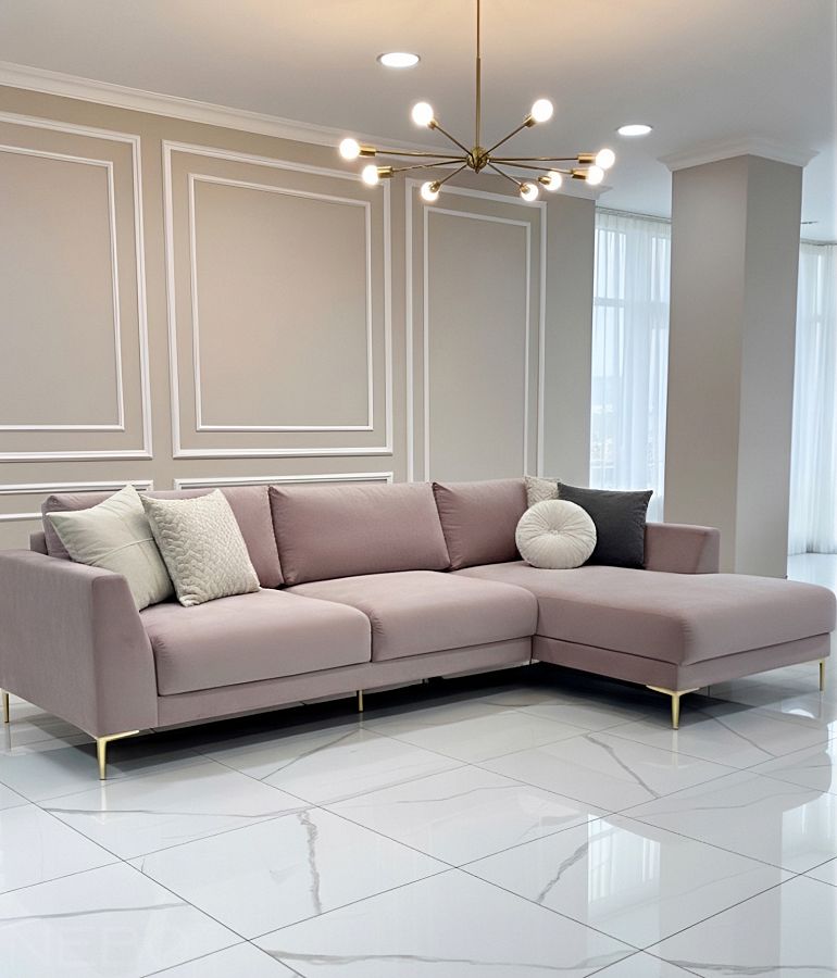 Нежно-розовый угловой диван на золотых ножках в гостиную в неоклассическом стиле