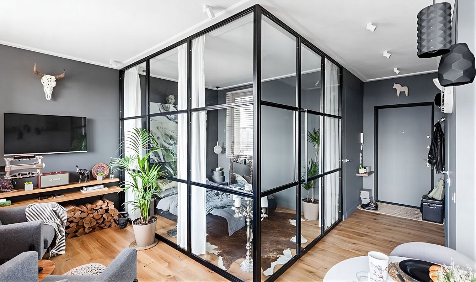 Стеклянные перегородки в стиле лофт из металла и стекла для зонирования спальни от гостиной и прихожей