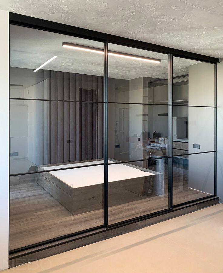 Раздвижная стеклянная перегородка для зонирования спальни и гостиной в квартире