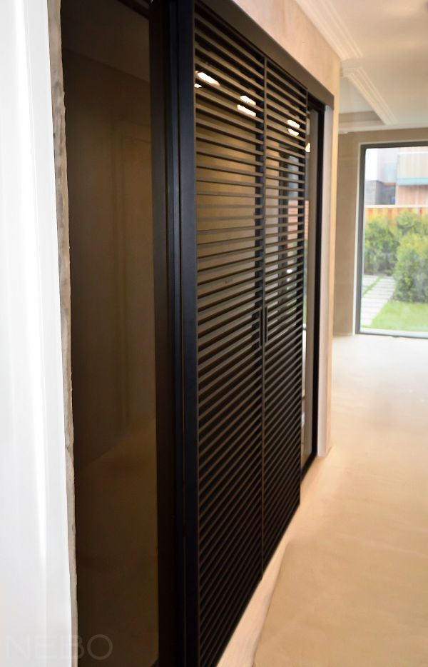 Жалюзийные раздвижные двери из черной алюминиевой системы с матовым стеклом бронза для гардеробной