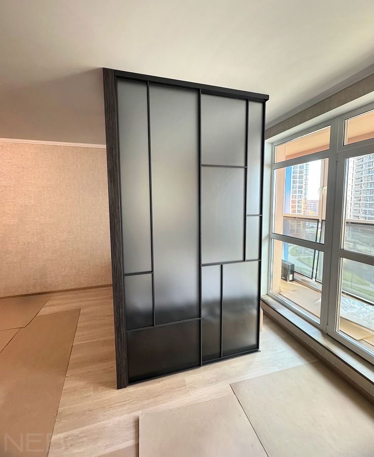 Угловая перегородка из матового стекла графит для зонирования спальной зоны в гостиной