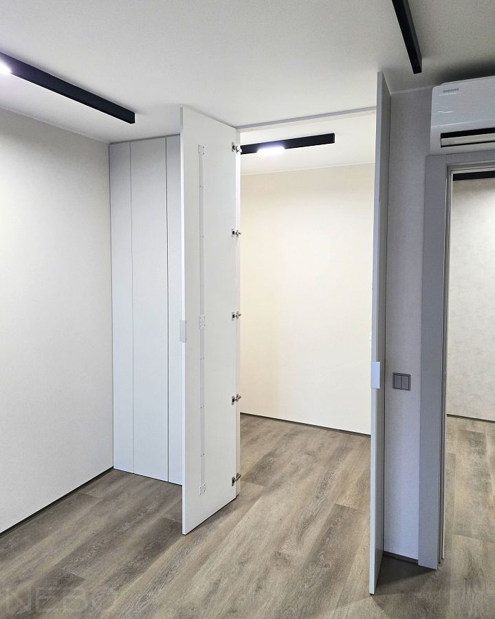 Перегородка с распашными дверями для гардеробной комнаты в гостиной