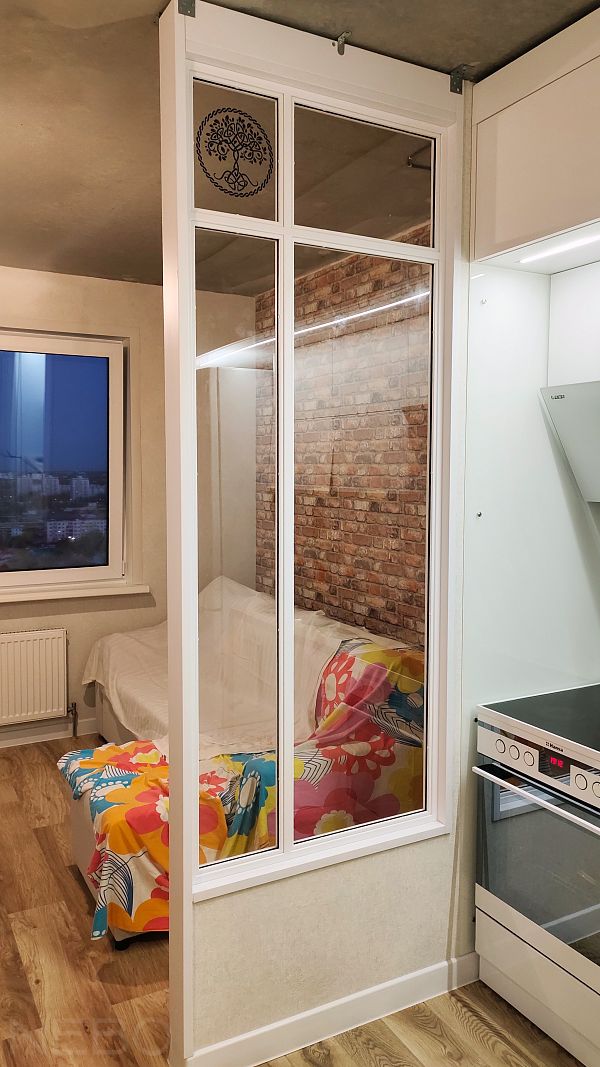 Белая лофт перегородка с прозрачным стеклом для зонирования кухни от гостиной