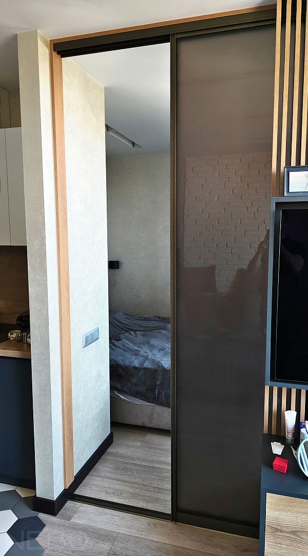 Раздвижные двери-купе со стеклом бронза мателюкс между спальней и кухней-гостиной