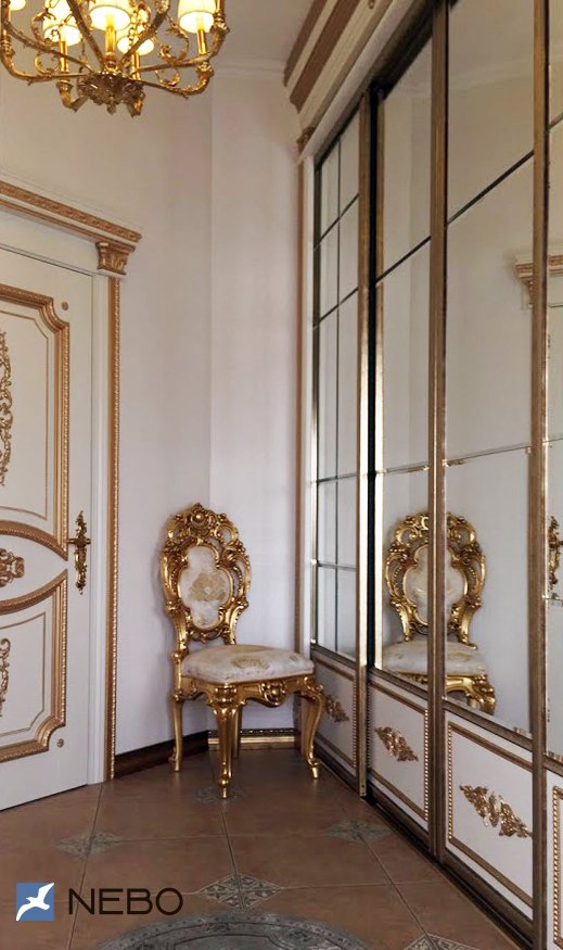 Зеркальный шкаф-купе в классическом стиле с золотыми профилями и декором