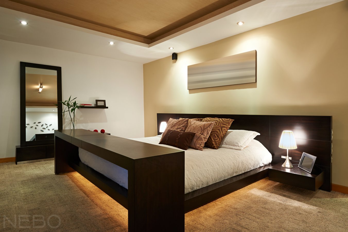 Мебель в спальню с парящей подсветкой с широким изголовьем и подвесными прикроватными тумбочками