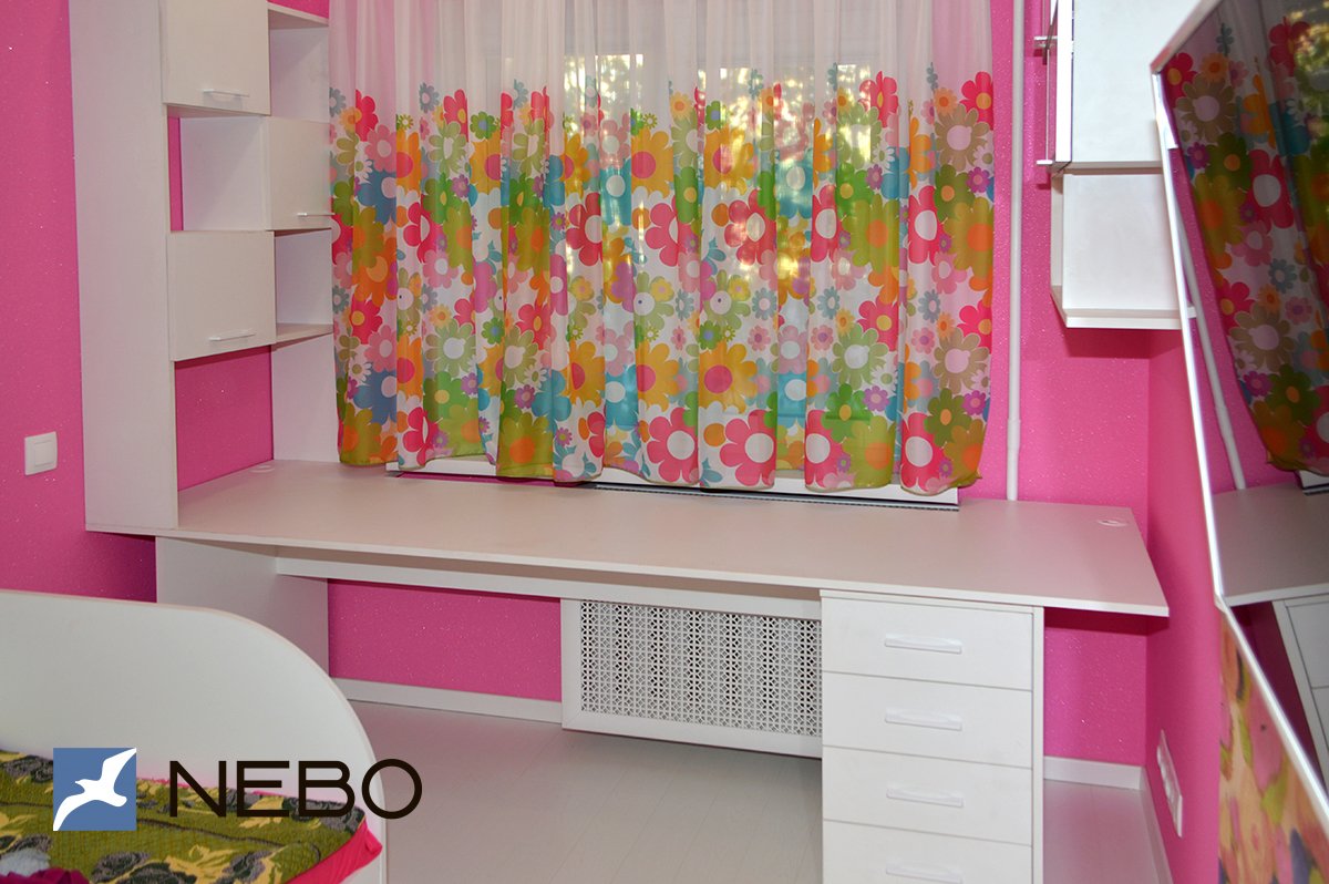 Детская мебель в белом цвете для комнаты девочки в интерьере с розовыми обоями