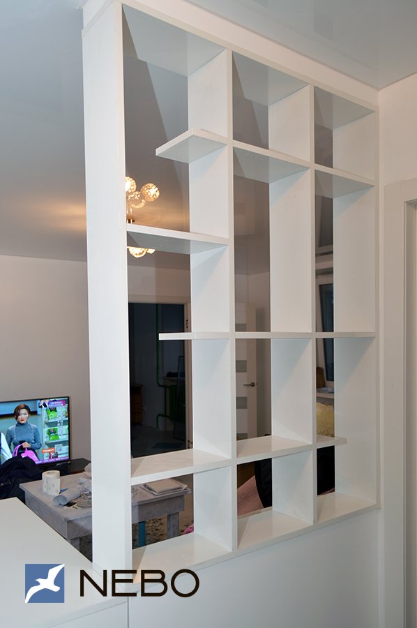 Белый открытые стеллаж для зонирования прихожей и гостиной комнаты в квартире-студии