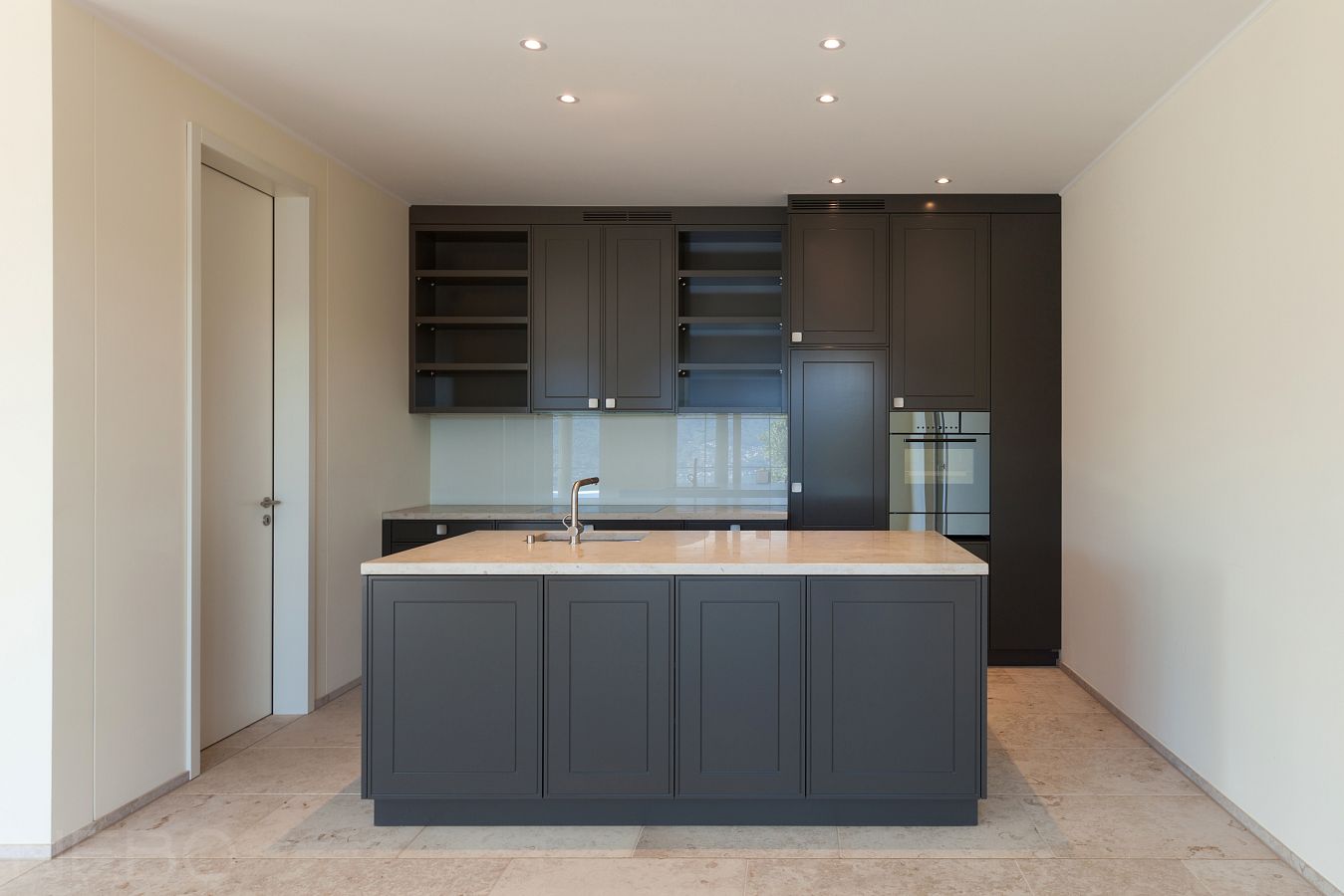 Прямая кухня с островом с фасадами из МДФ крашеного и столешницей из искусственного камня