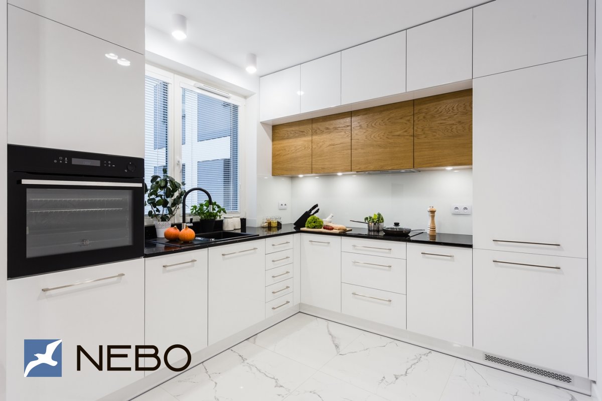 Белая кухня до потолка со встроенным холодильником и столешницей из искусственного камня