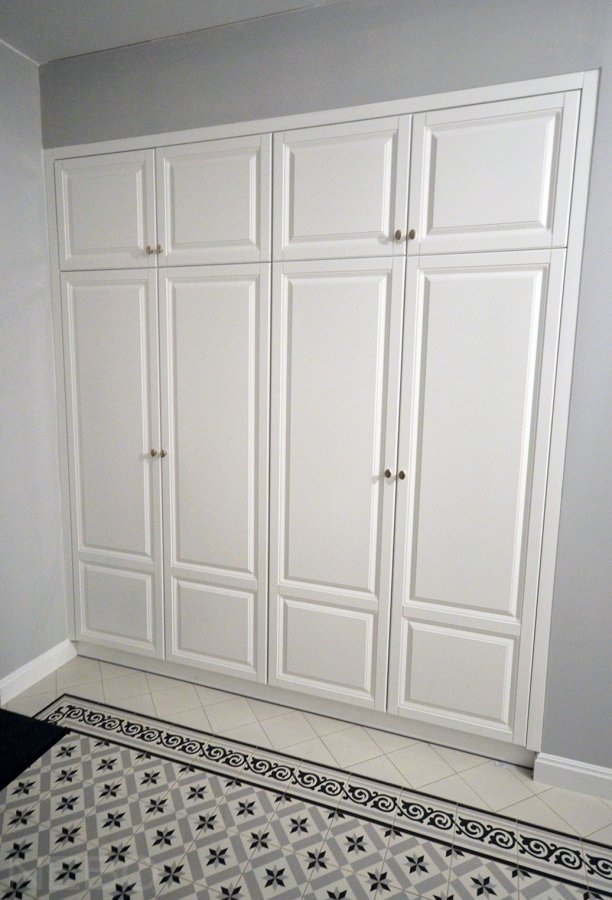 Встроенный распашной шкаф в классическом стиле с фрезерованными белыми фасадами из крашенного МДФ