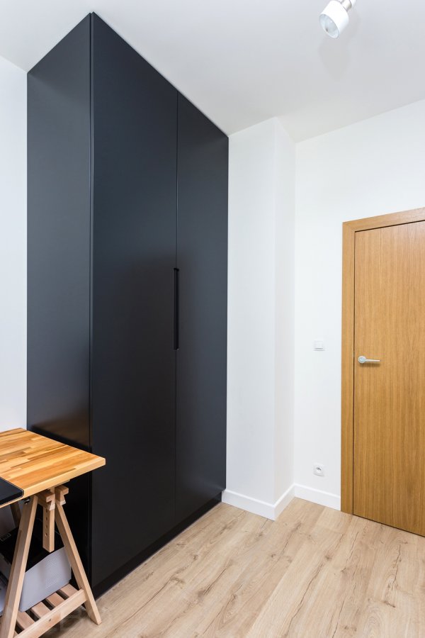 Черный распашной шкаф до потолка из крашенного МДФ в детскую комнату в современном стиле
