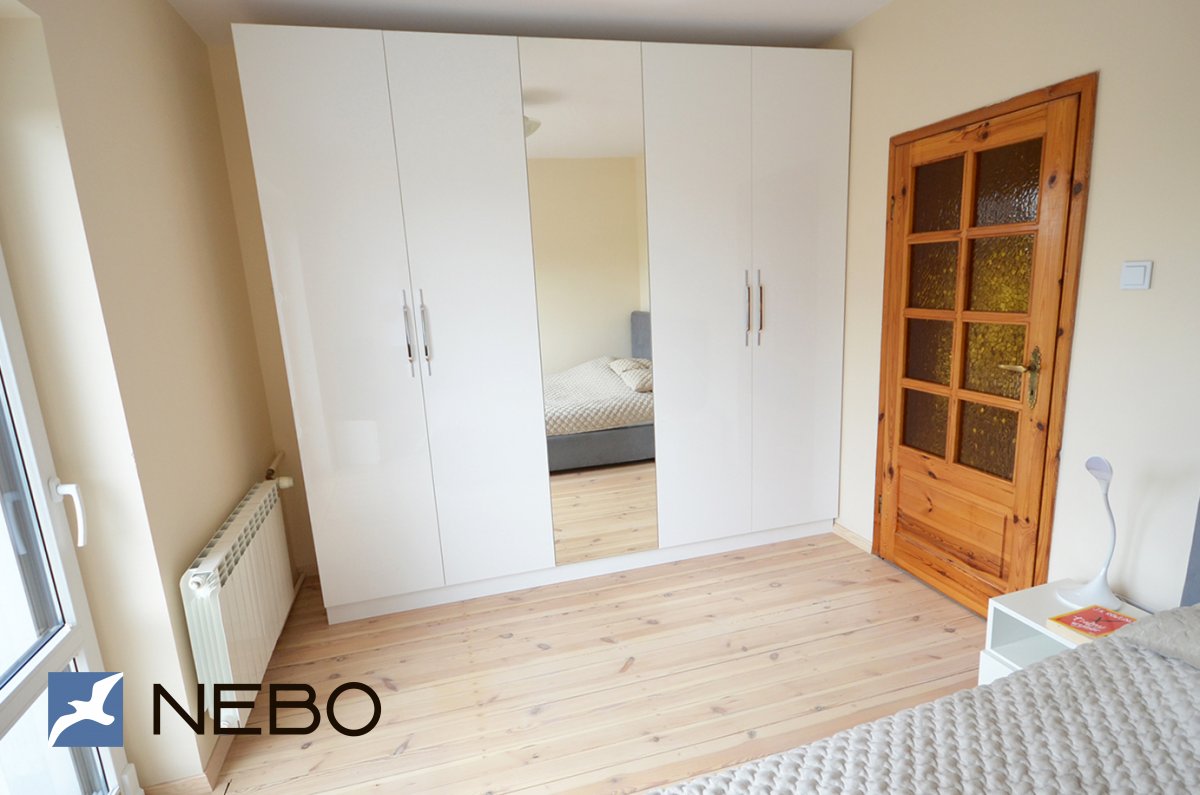 Белый распашной корпусный шкаф с одной зеркальной дверью по центру в спальную комнату