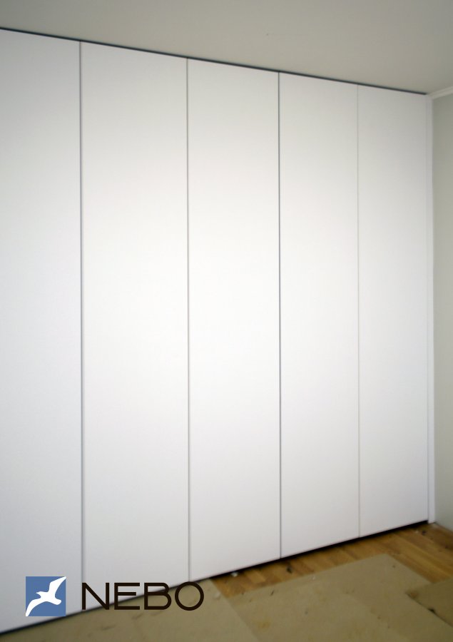 Встроенный распашной шкаф в спальню на всю стену с шестью дверями, открывающимися от нажатия