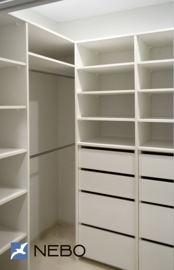 Белая мебель для гардеробной комнаты со стеллажами, шуфлядами и штангами для верхней одежды