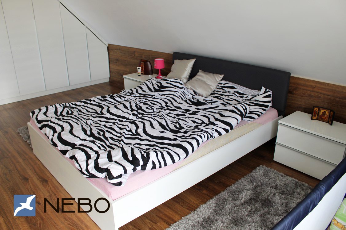 Белая мебель для спальни на заказ с прикроватными тумбочками и встроенным распашным шкафом