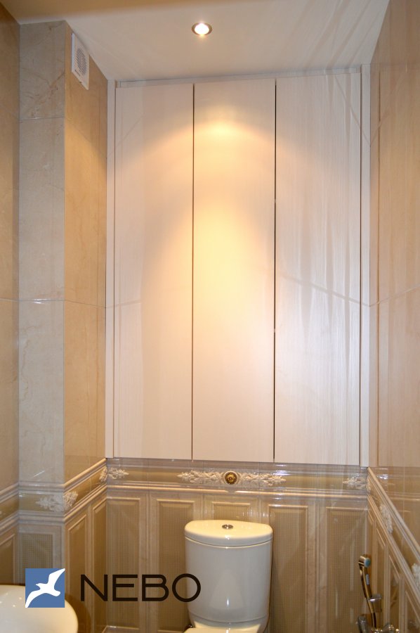 Мебель для туалета в классическом стиле с тремя распашными дверцами без ручек с открытием от нажатия