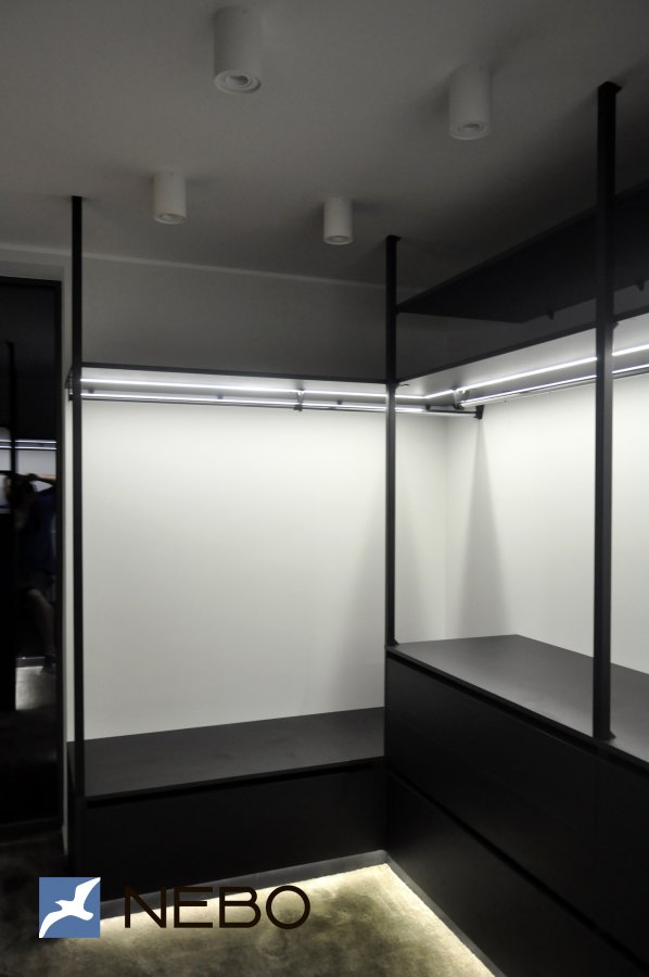 Гардеробная комната с мебелью на металлокаркасе, открытыми зонами, обувницами, LED-подсветкой зон хранения и парящей подсветкой снизу