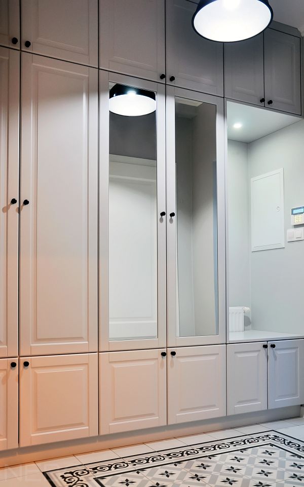 Мебель для прихожей в классическом белом исполнении с фасадами из крашеного МДФ