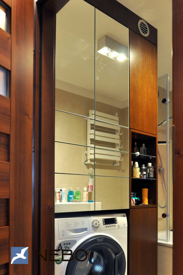 Шкаф с зеркалом в ванную над стиральной машиной и распашными фасадами с МДФ шпонированным