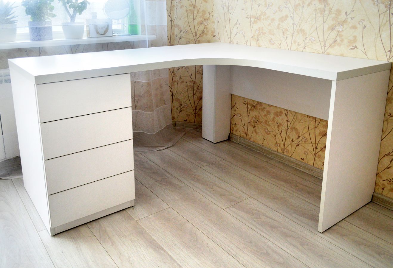 Угловой компьютерный стол с шуфлядками без ручек с открытием от нажатия