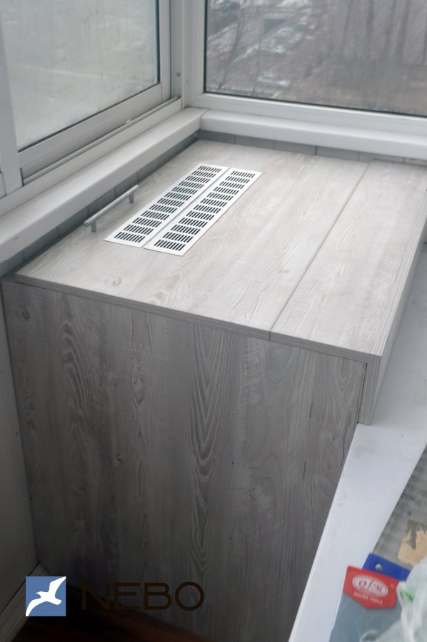 Мебель для остекленного балкона с вентиляционными решетками для зоны хранения