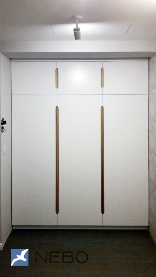 Распашной шкаф с ручками интегрированными в фасады из МДФ крашенного