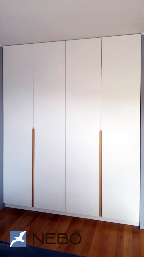 Белый распашной шкаф в спальню с четырьмя дверями со шпонированными интегрированными ручками