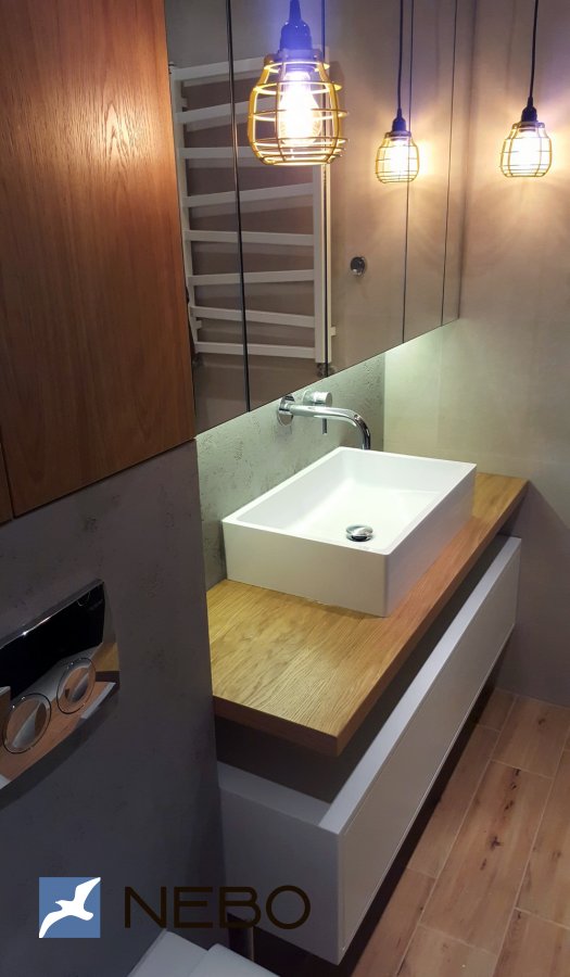Мебель в ванную с белой подвесной тумбой из крашенного МДФ, шпонированной столешницей и навесными зеркальными и шпонированными шафчиками