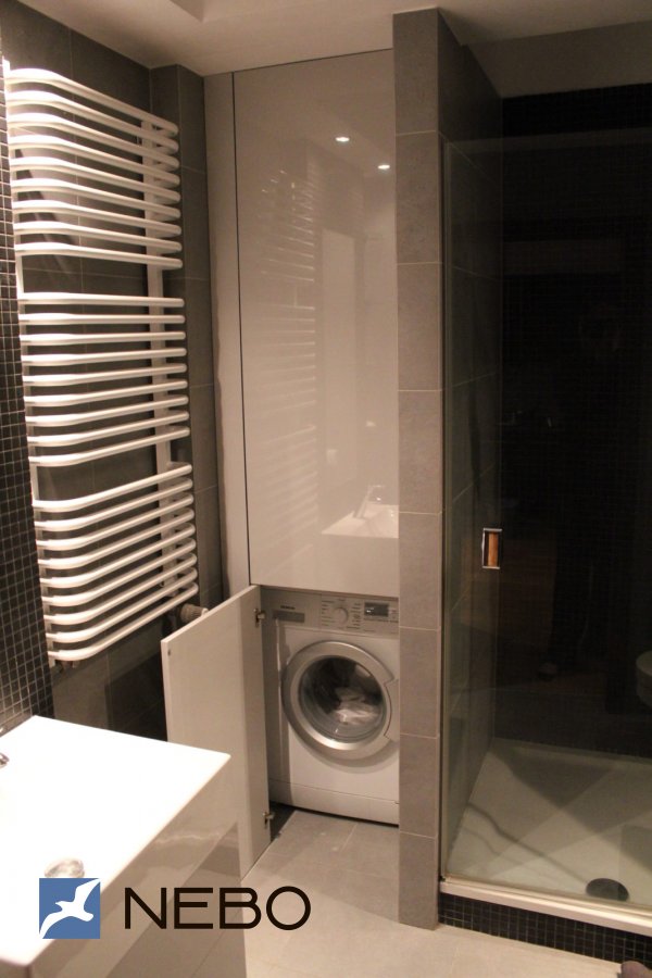 Встроенный шкаф для стиральной машины и небольшая подвесная тумба для ванной с фасадами из крашенного МДФ