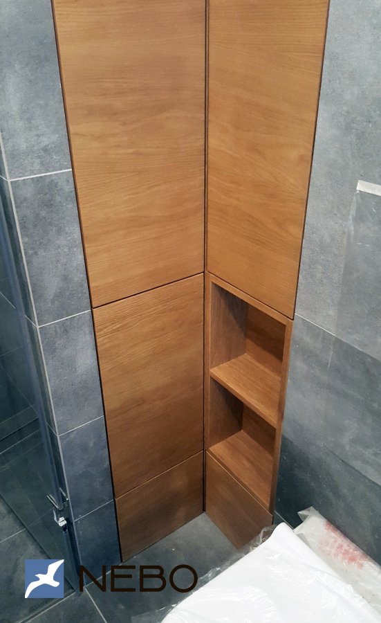 Встроенные узкие шкафы и полки из шпона ясеня в ванной комнате