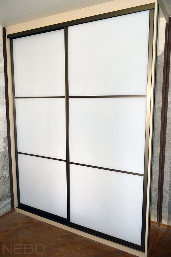 Шкаф-купе на две двери со стеклом лакобель в профиле цвета шампань