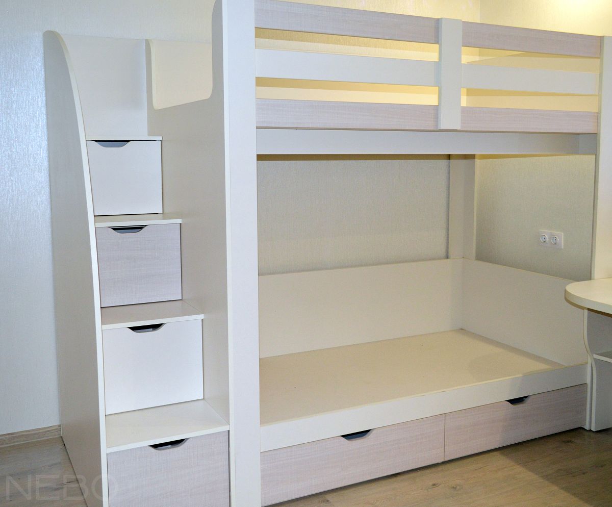 Двухъярусная кровать в детской комнате с лестницей-стеллажом с выдвижными ящиками и шуфлядами под кроватью нижнего яруса