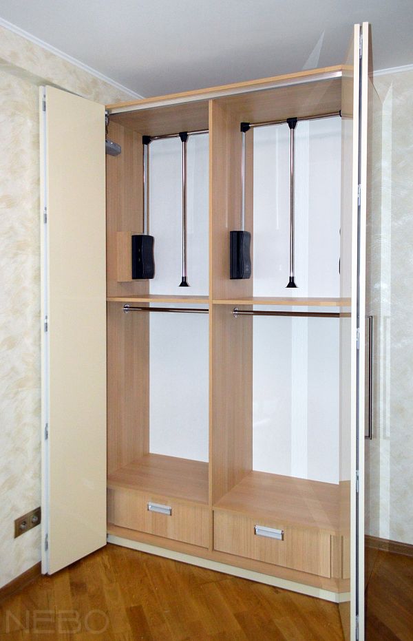 Шкаф со складными дверям и пантографами для удобного доступа к одежде