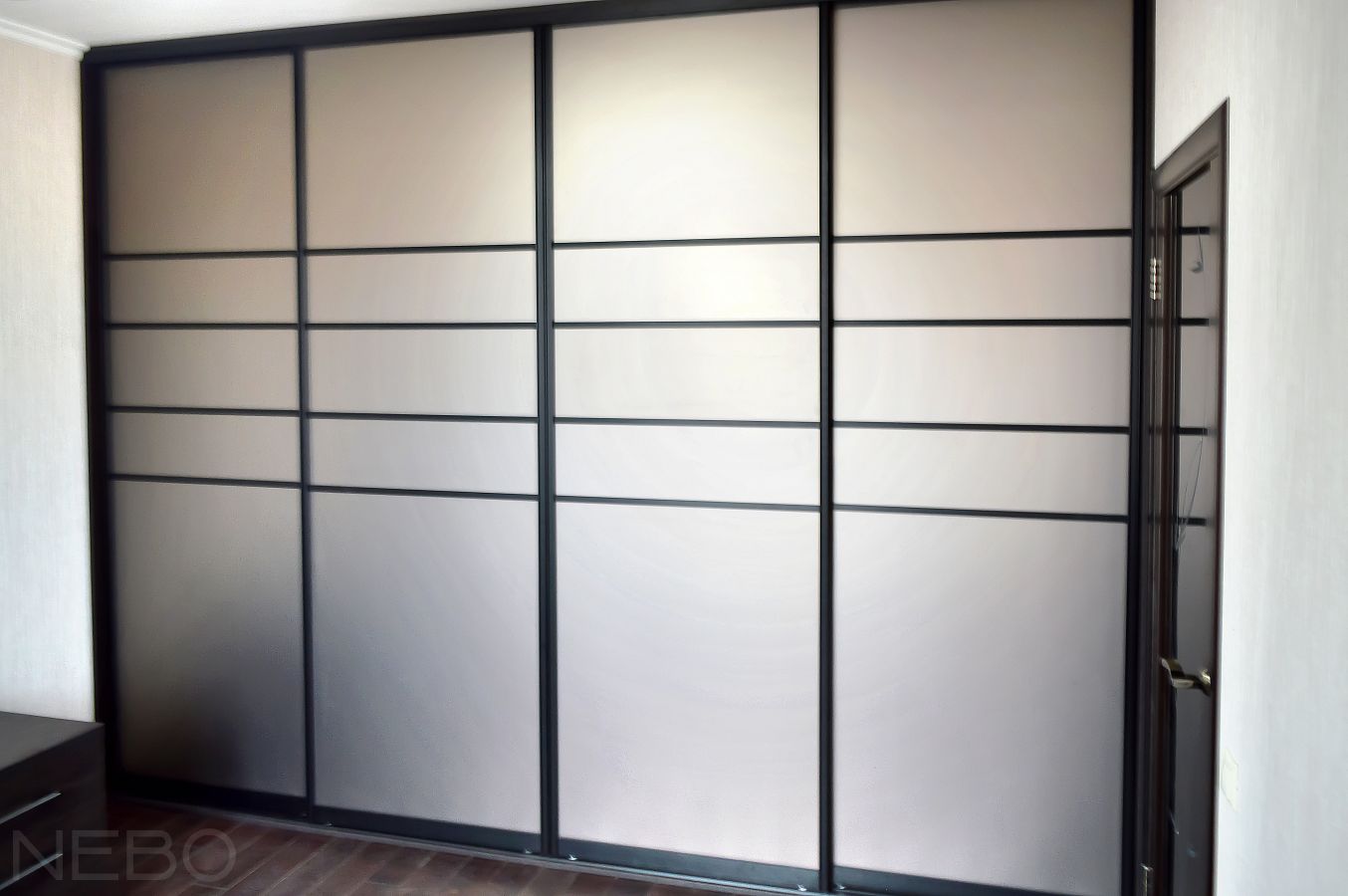 Шкаф-купе на 4 двери с фасадами из сатинированного зеркала бронзы, черным профилем и разделениями