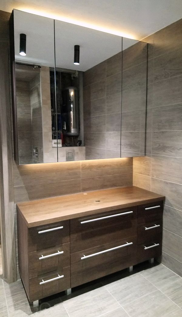 Напольная тумба под накладной умывальник с фасадами из шпона и зеркальным шкафом с подсветкой