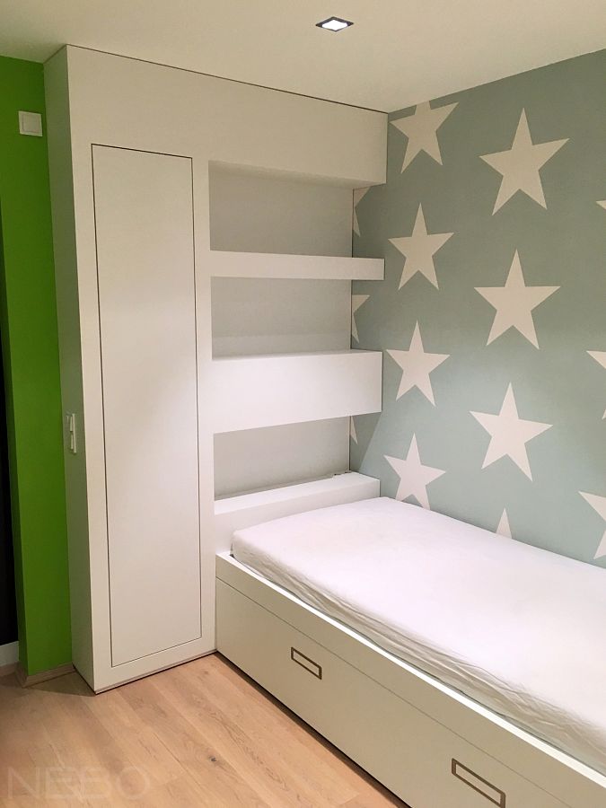 Мебель для детской с кроватью, полками, столом, тумбами, комодом и стеллажом